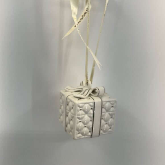 Pandora White Ceramic Gift Box Ornament 2016 - Picture 2 of 7